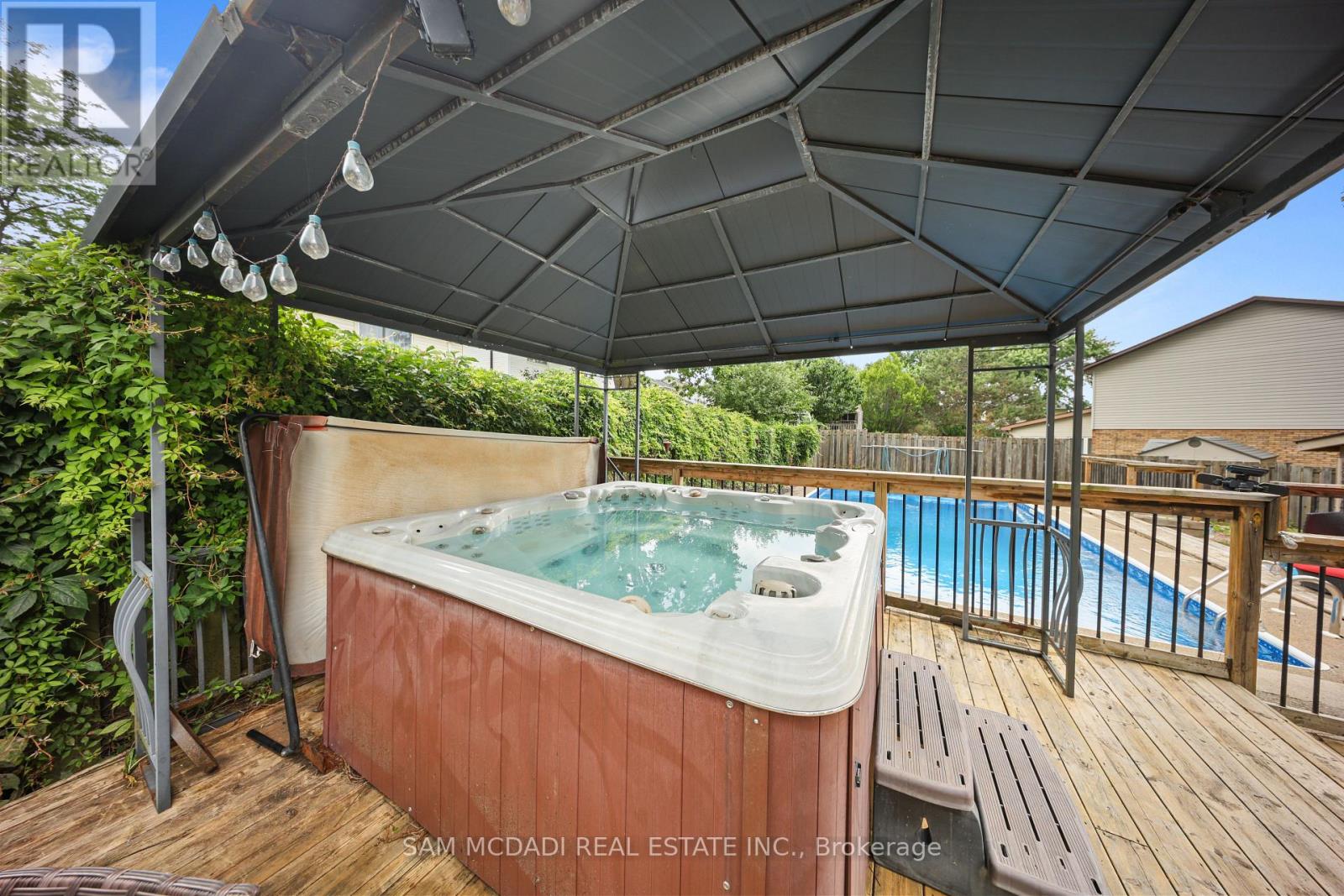 8 NOMAD COURT - 32
