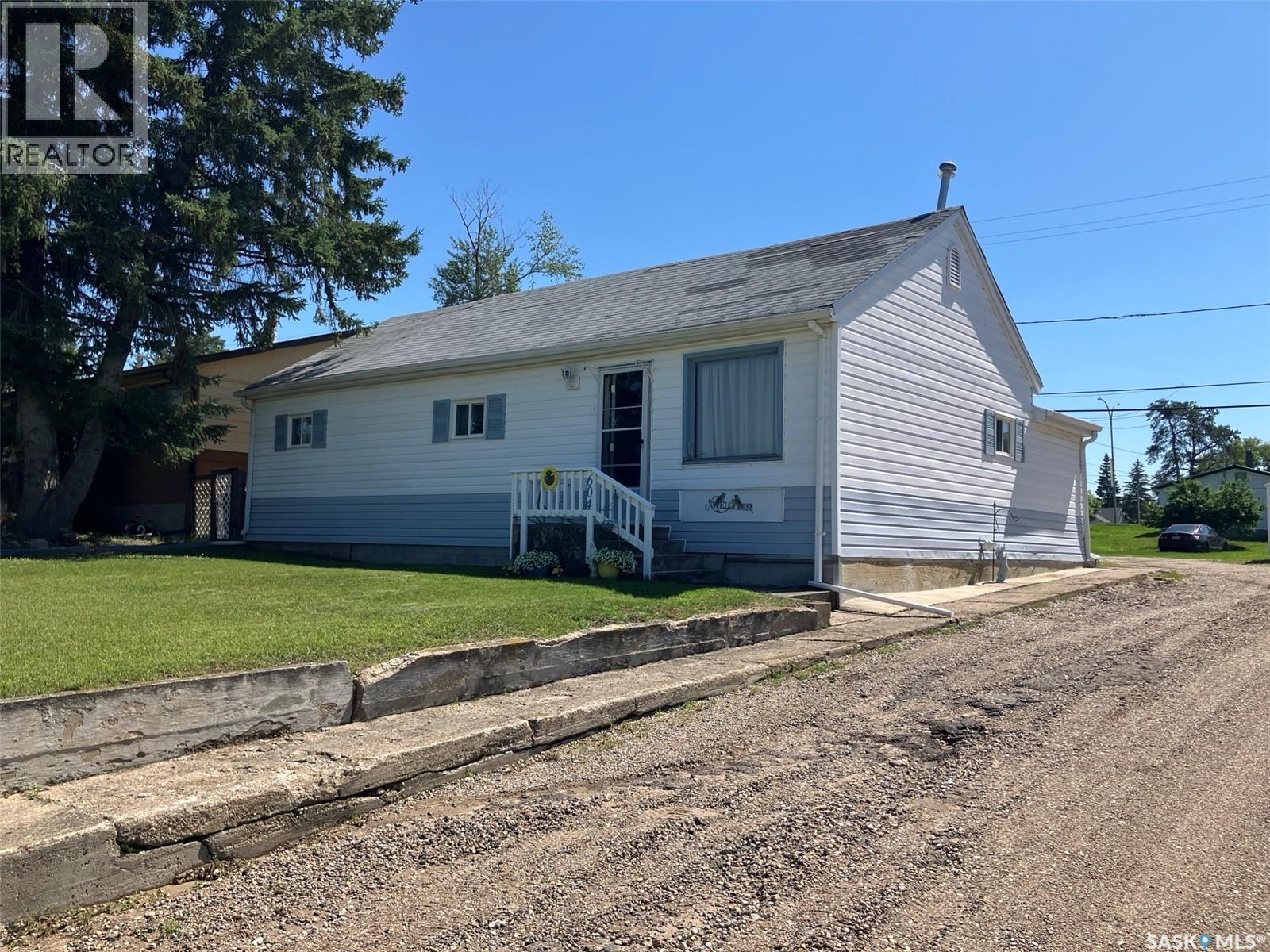 604 Railway AVENUE W - 2