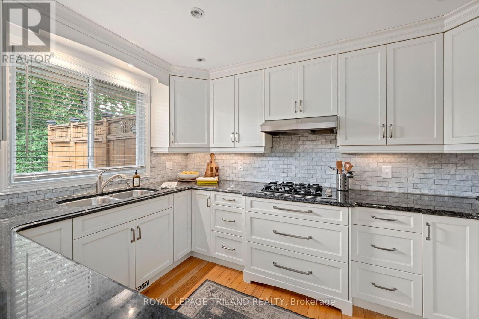 20 MEADOWVIEW ROAD - 11