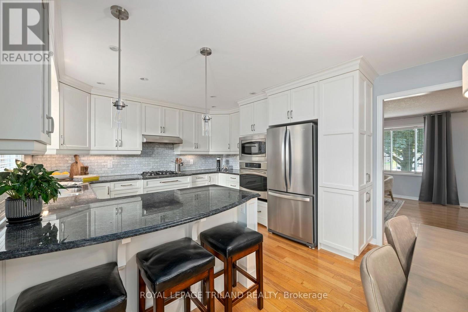 20 MEADOWVIEW ROAD - 12