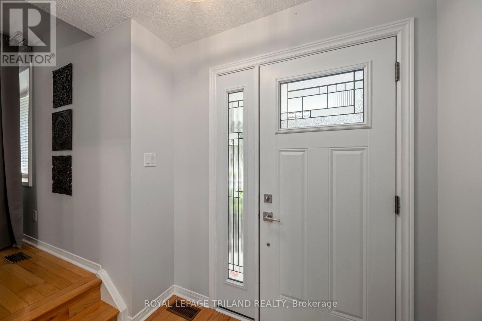 20 MEADOWVIEW ROAD - 5
