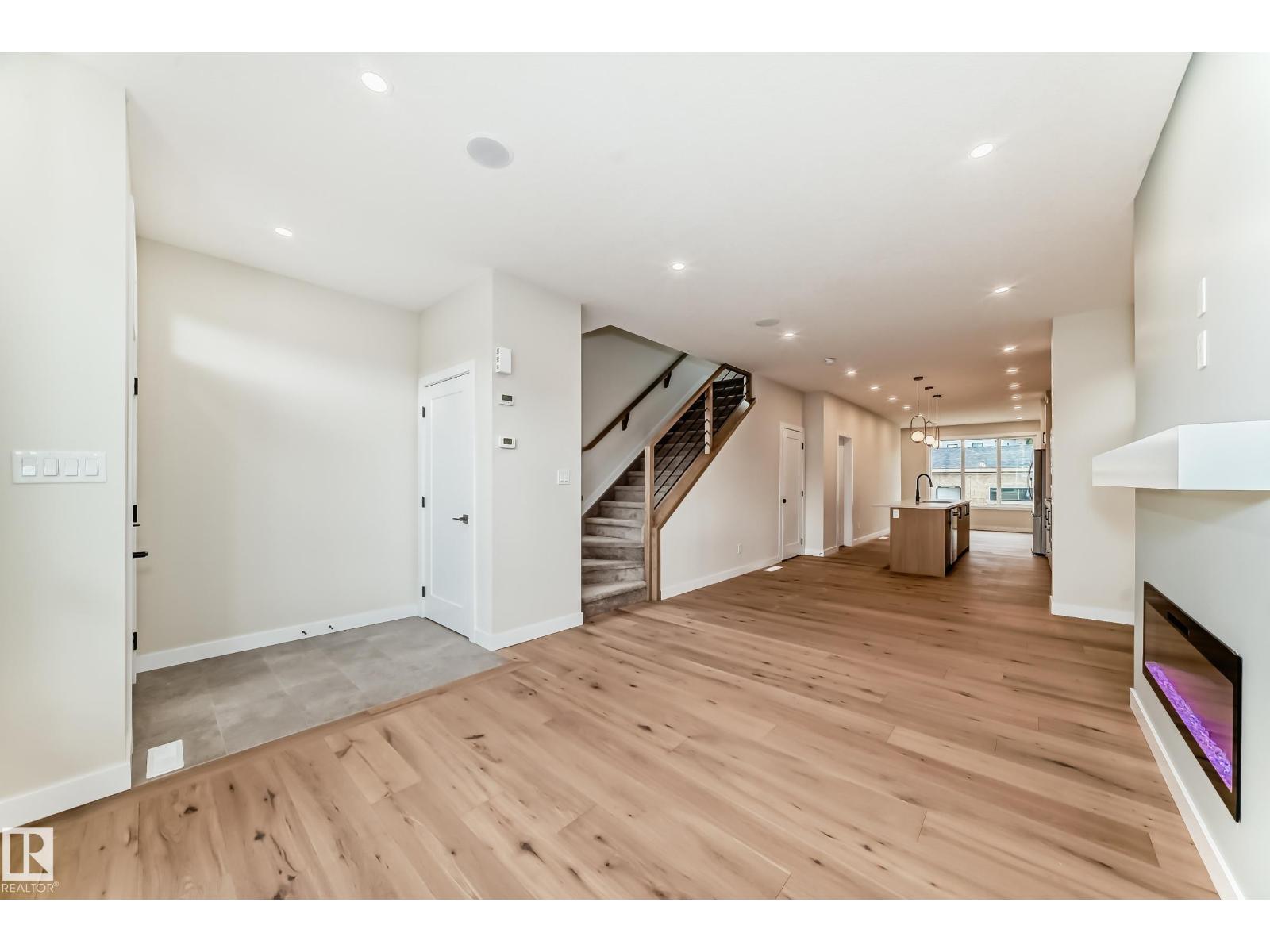 9637 85 ST NW - 7