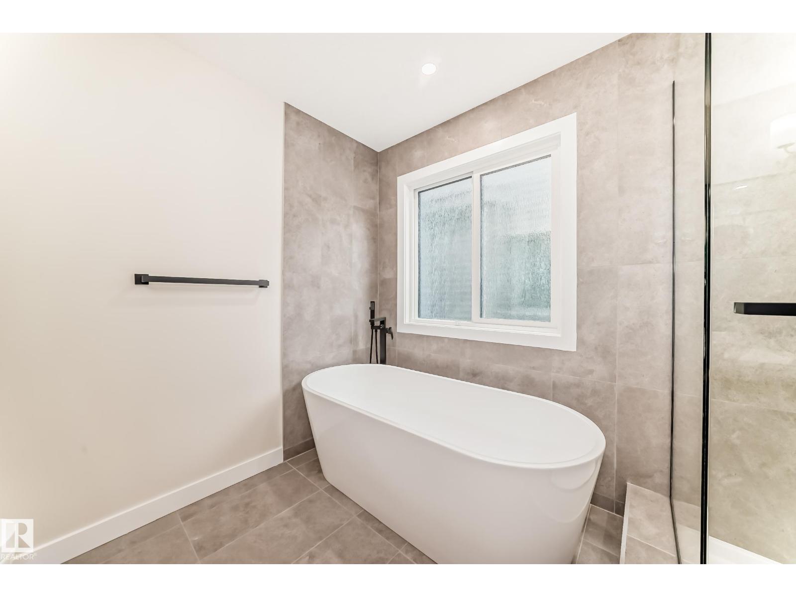 9637 85 ST NW - 38