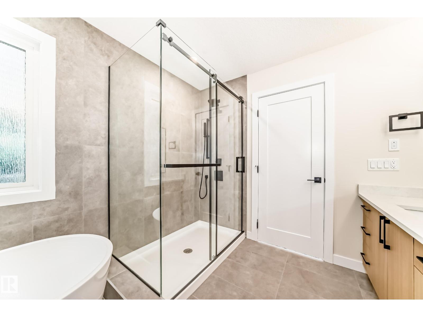 9637 85 ST NW - 39