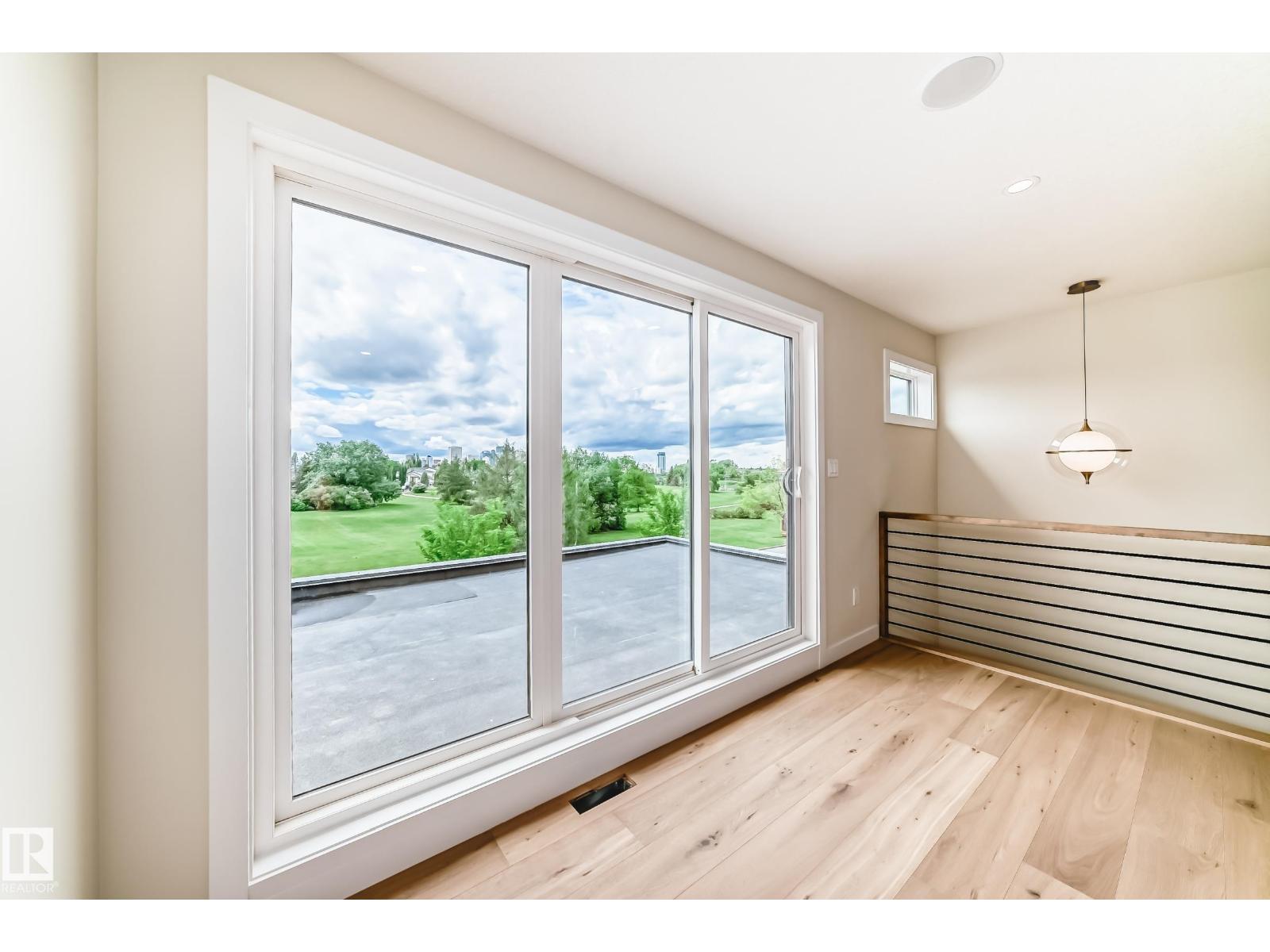 9637 85 ST NW - 60