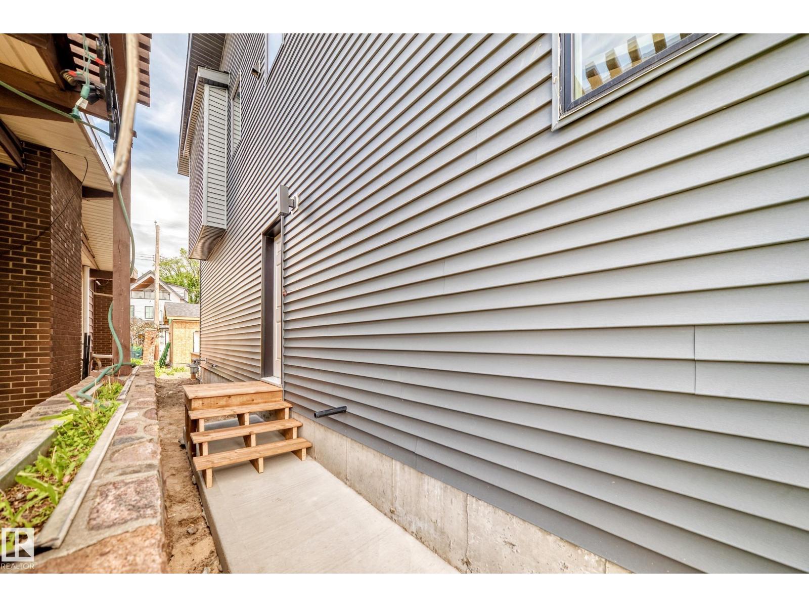 9637 85 ST NW - 72