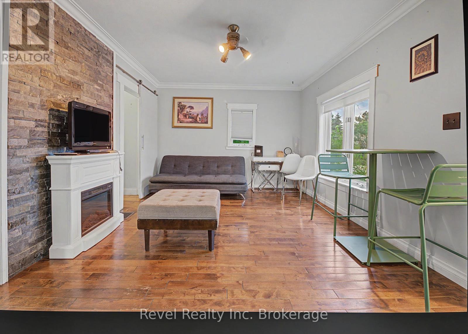148 MAIN STREET S - 8