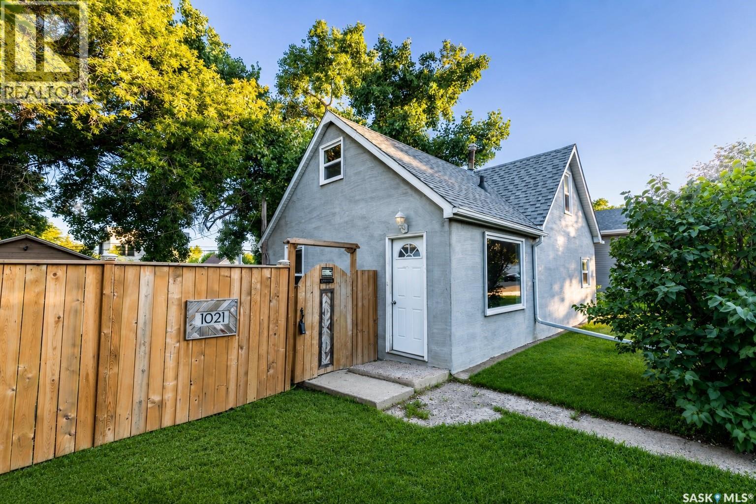 1021 Caribou STREET W - 1