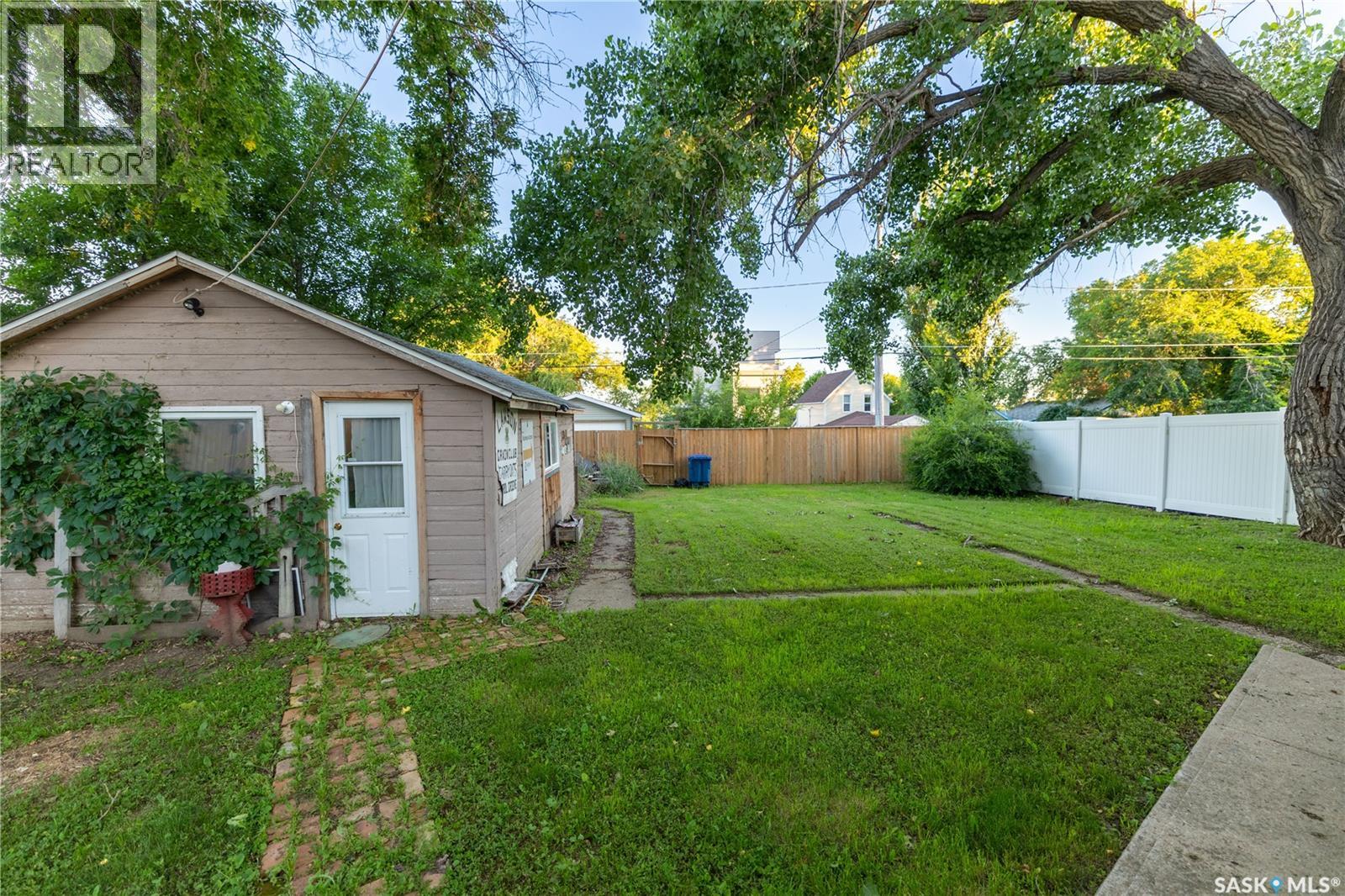 1021 Caribou STREET W - 2