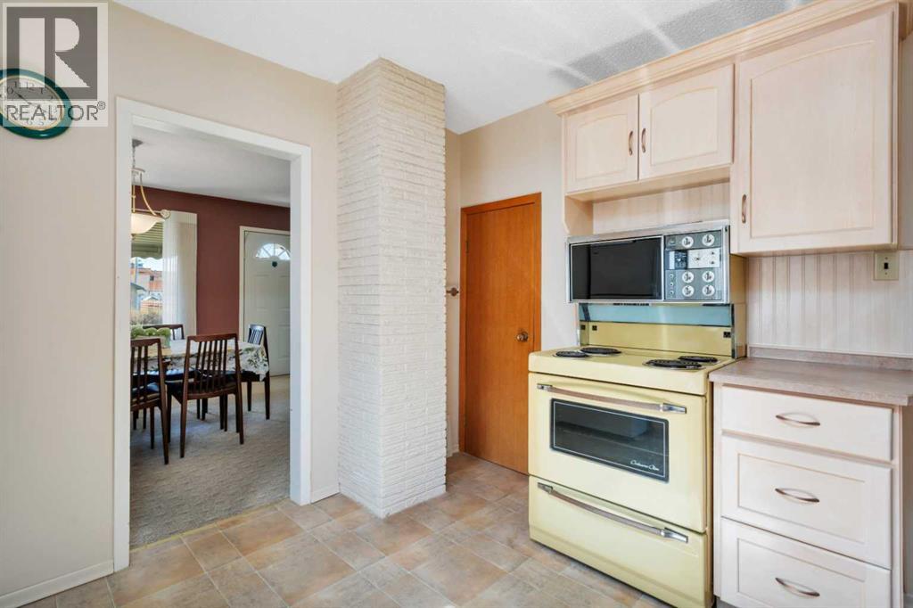 5004 55 Avenue - 12