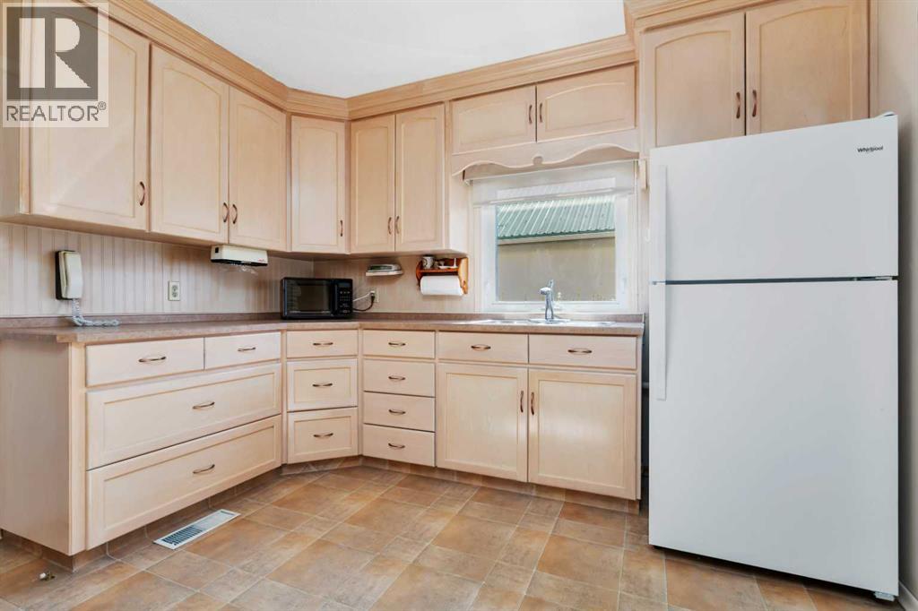 5004 55 Avenue - 14