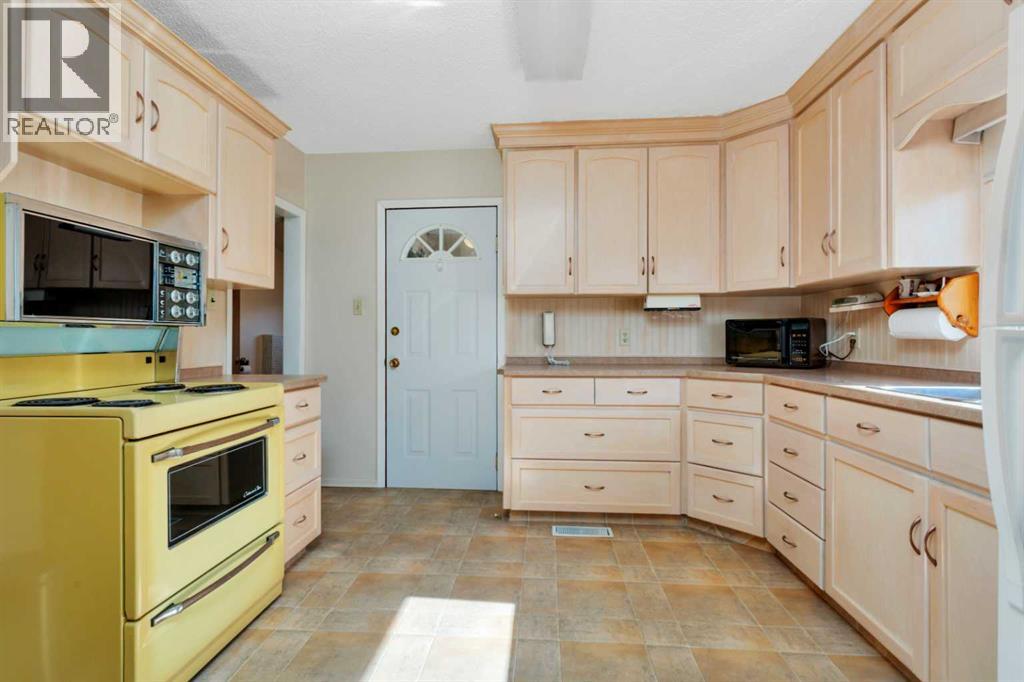 5004 55 Avenue - 13
