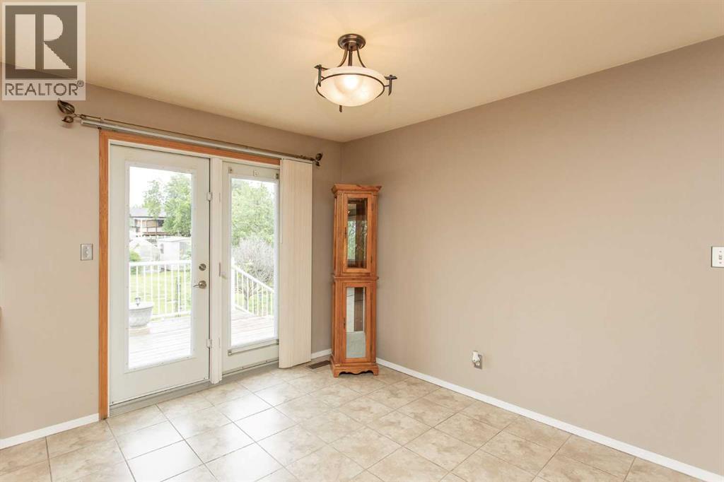 4722 49 Avenue - 11