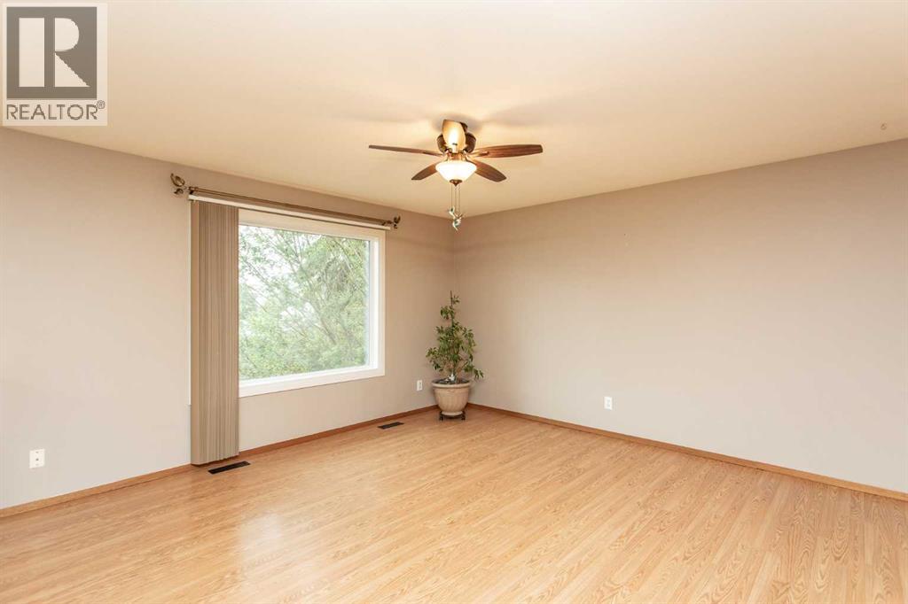 4722 49 Avenue - 6