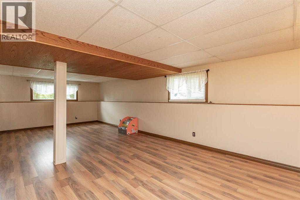 4722 49 Avenue - 21