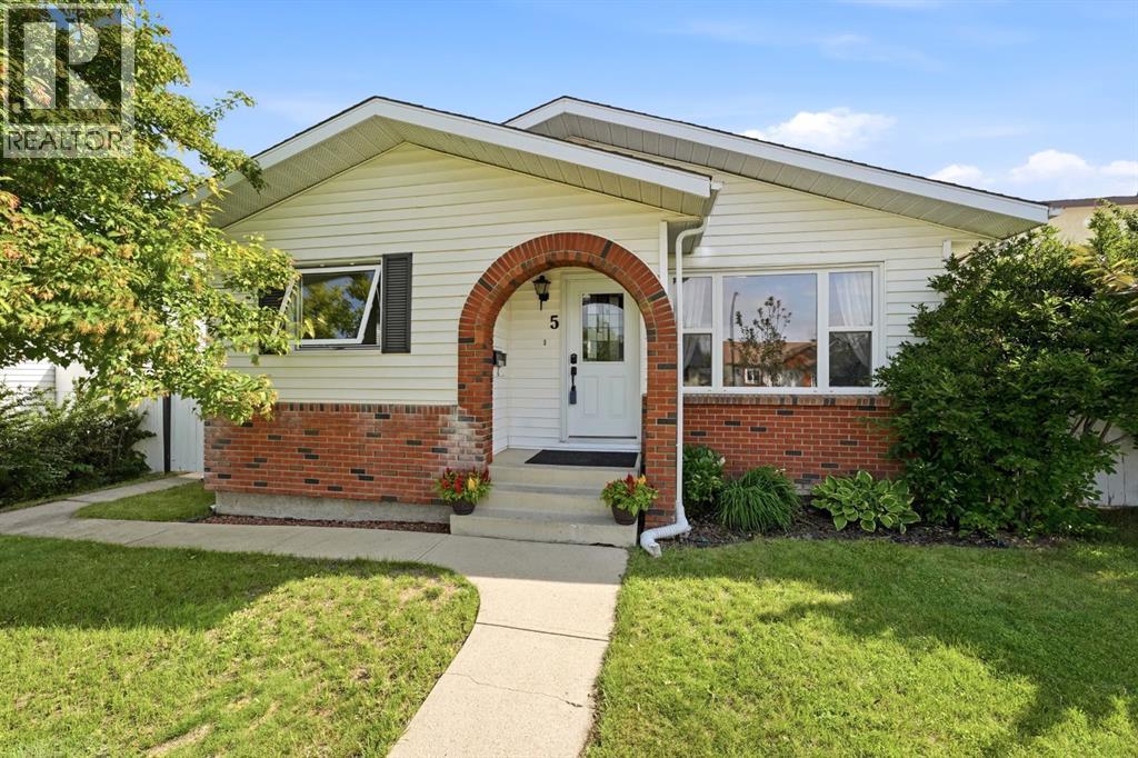 5 Everitt Crescent - 1