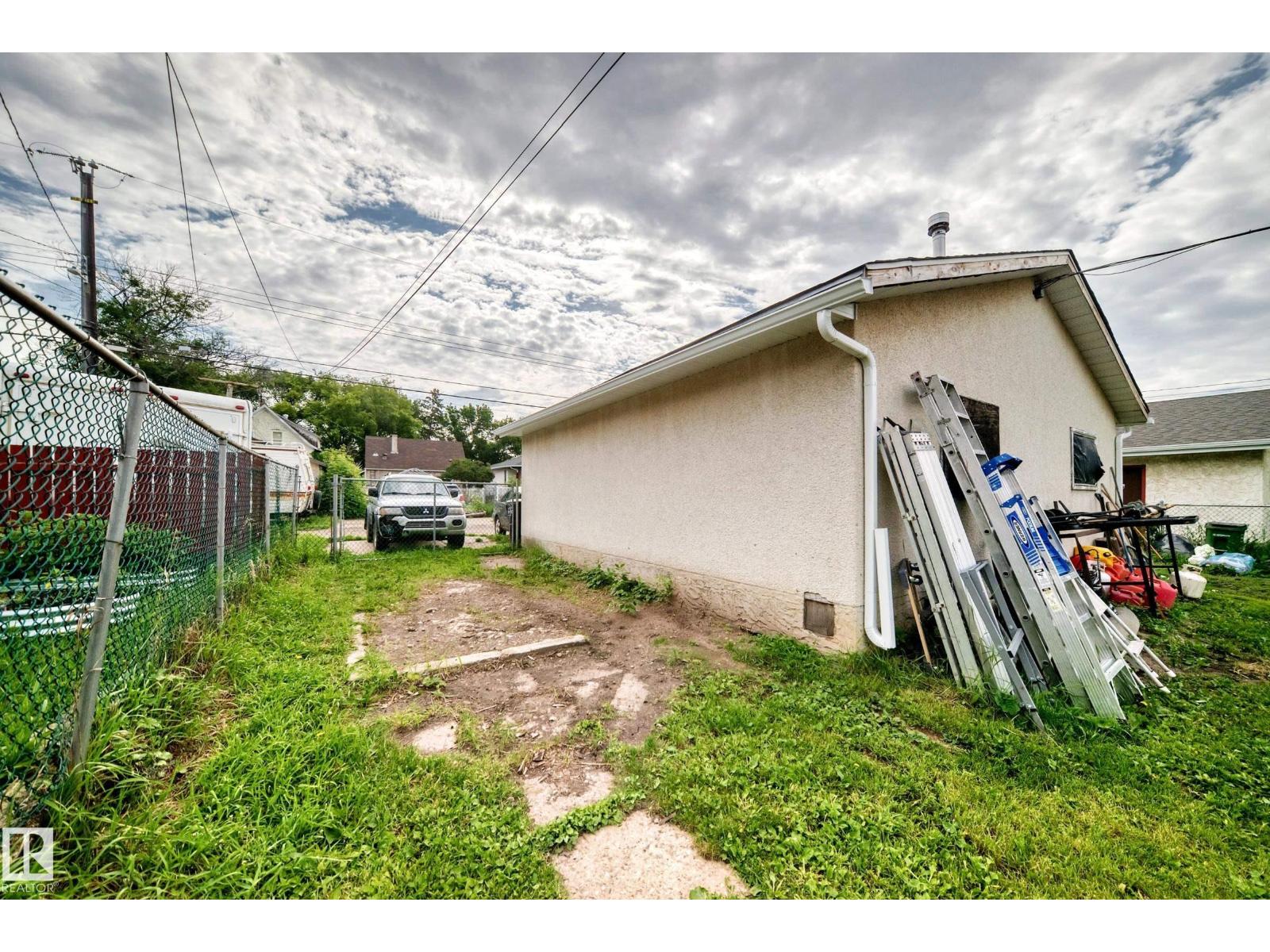 11939 89 ST NW - 35