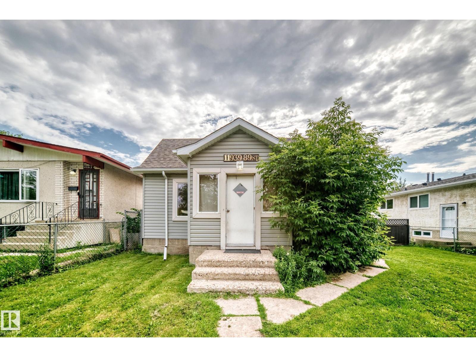 11939 89 ST NW - 4