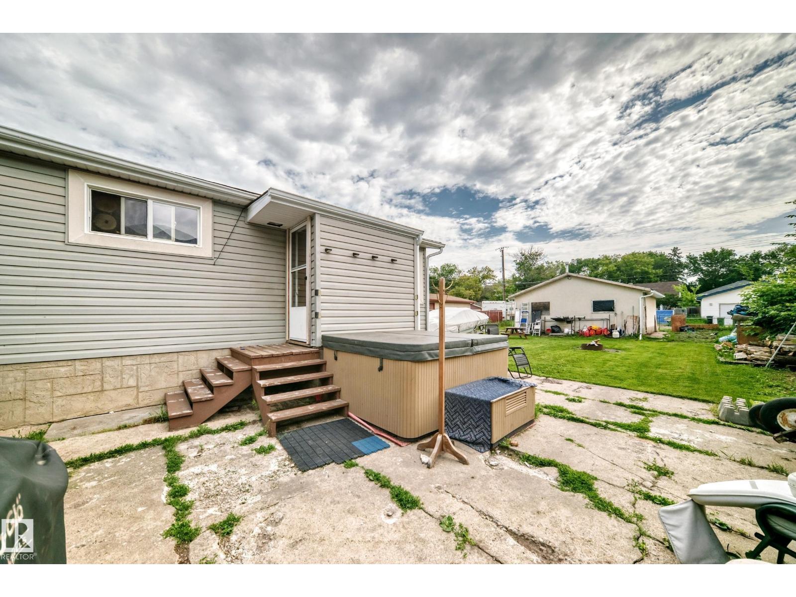 11939 89 ST NW - 39