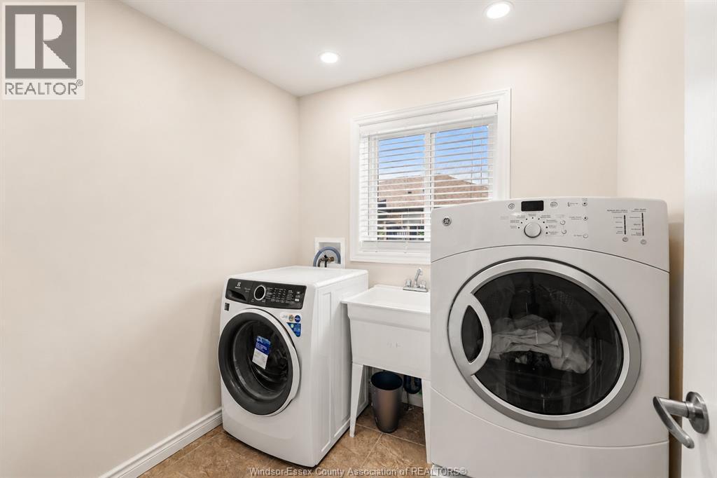 242 DONALD CRESCENT - 18