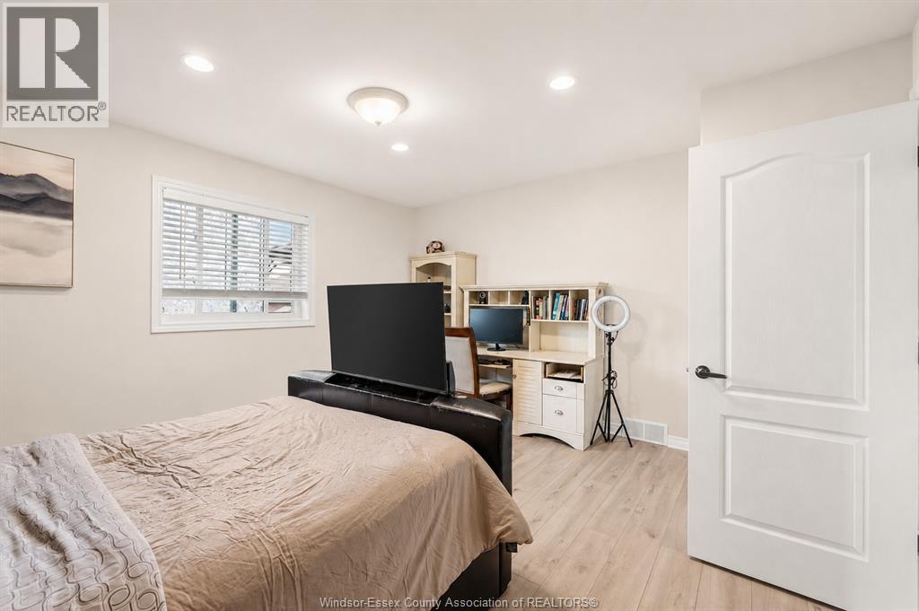 242 DONALD CRESCENT - 17