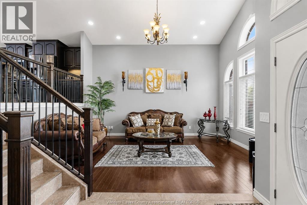 242 DONALD CRESCENT - 7