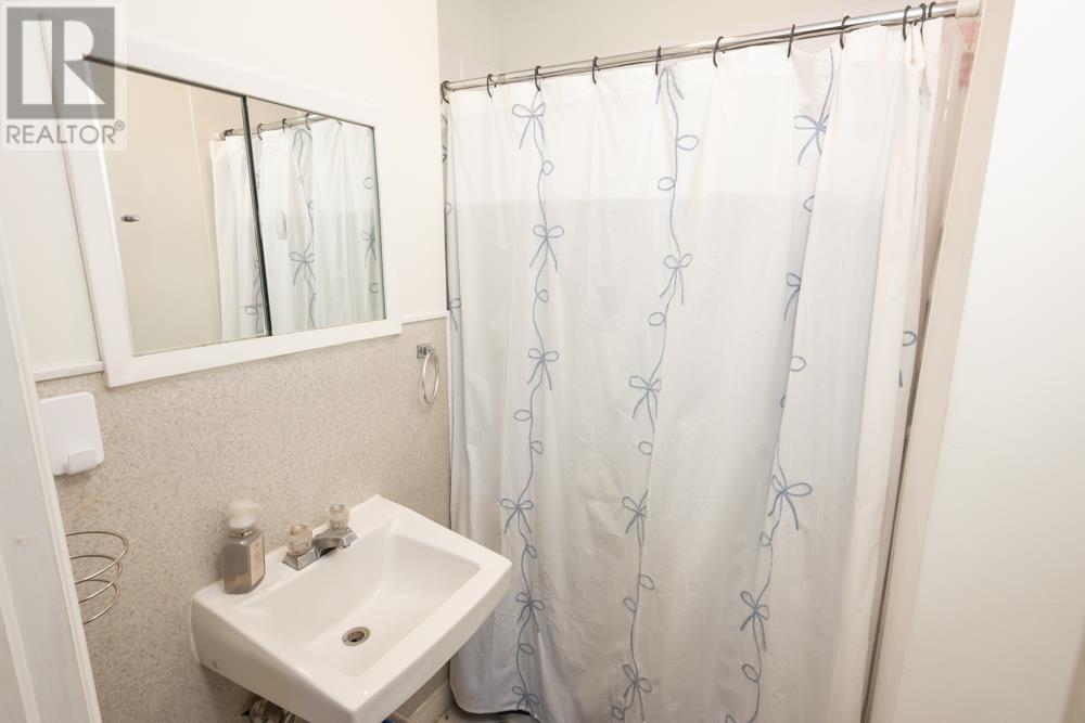 185 Empress Ave S - 12