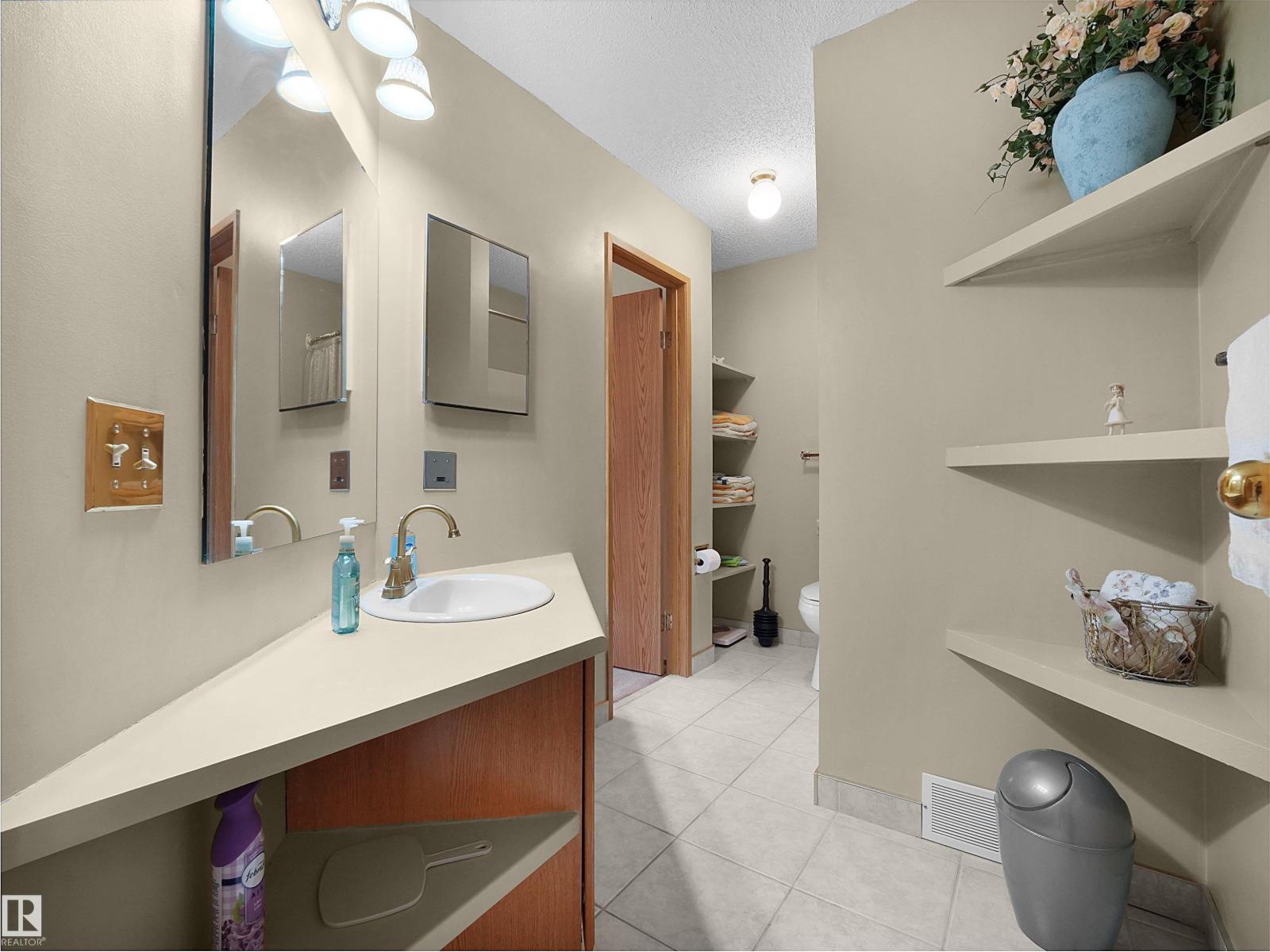 10711 24 AV NW - 18
