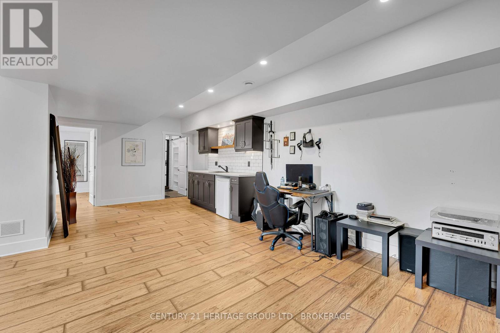 90 ARAGON ROAD - 43