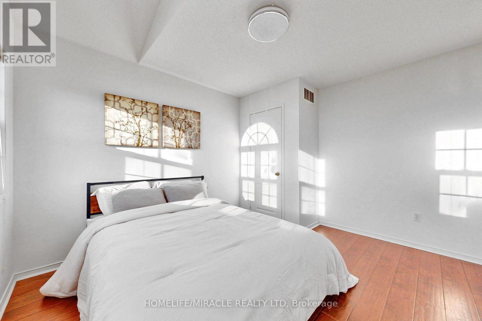 3852 BRINWOOD GATE - 38