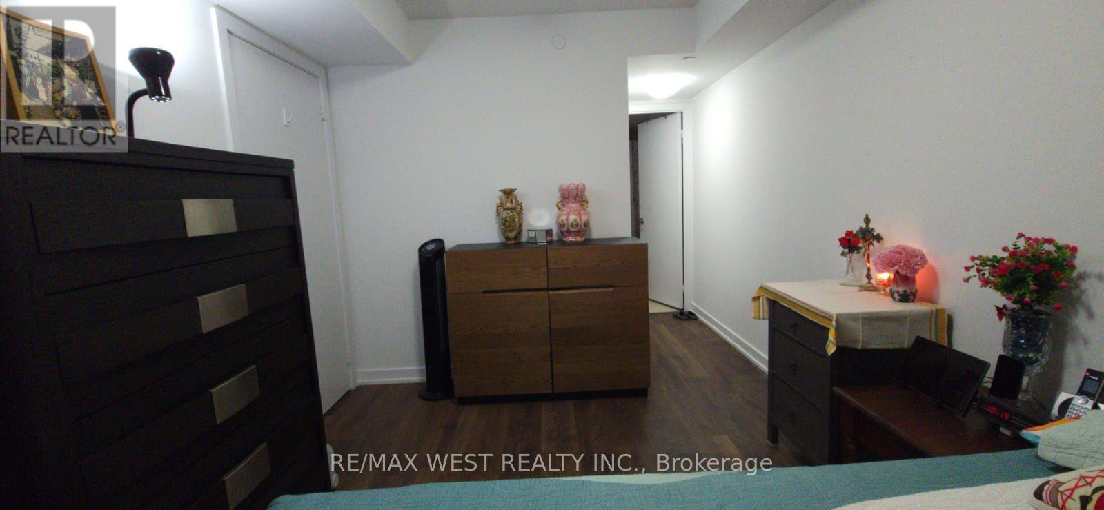 #426 8 TRENT AVENUE - 18