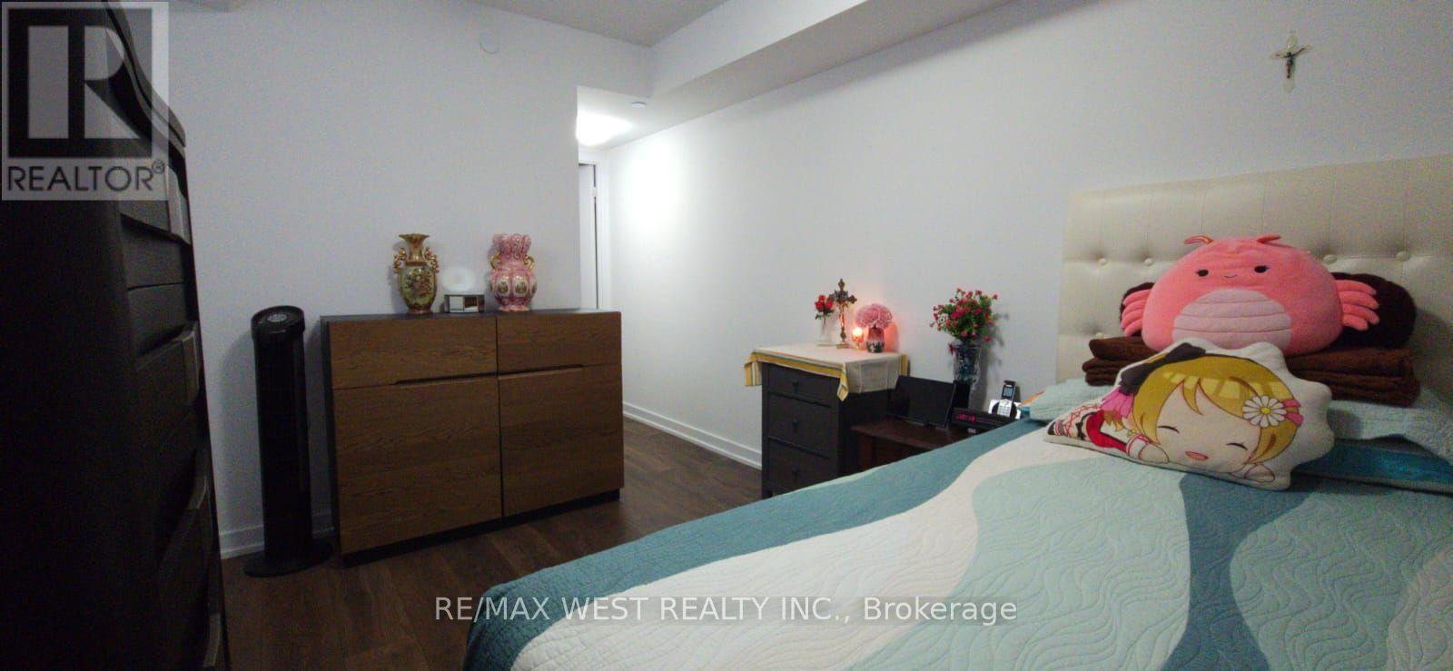 #426 8 TRENT AVENUE - 24
