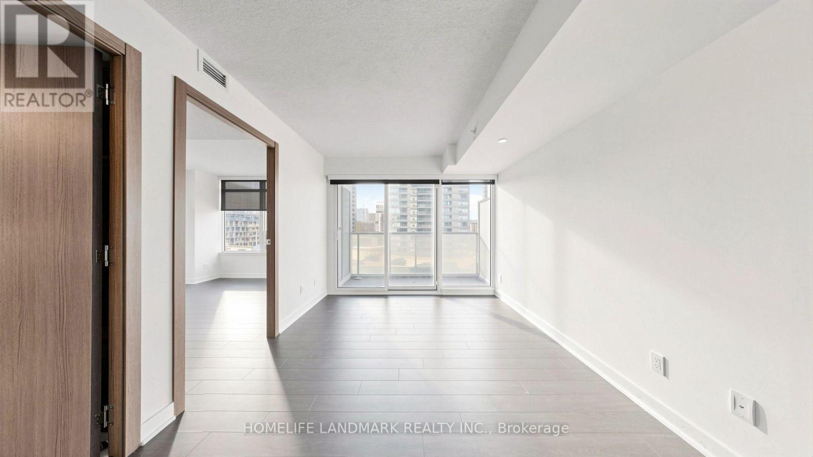 #806 17 BATHURST STREET - 10