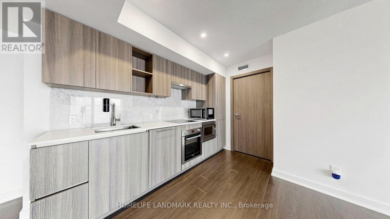 #806 17 BATHURST STREET - 17