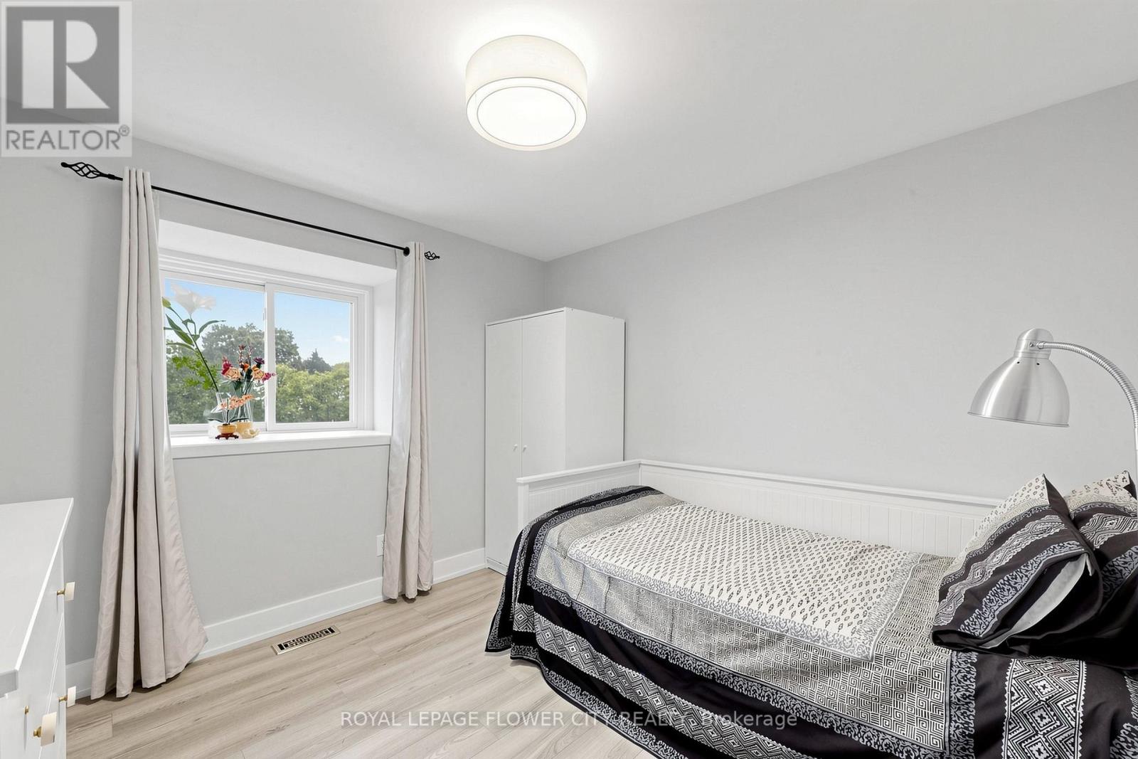 206 MCMURCHY AVENUE S - 26