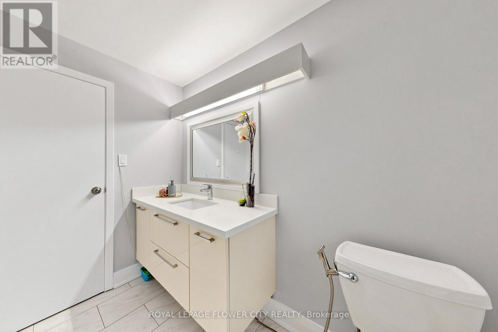 206 MCMURCHY AVENUE S - 32