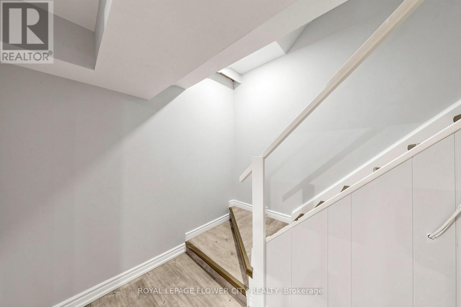 206 MCMURCHY AVENUE S - 33
