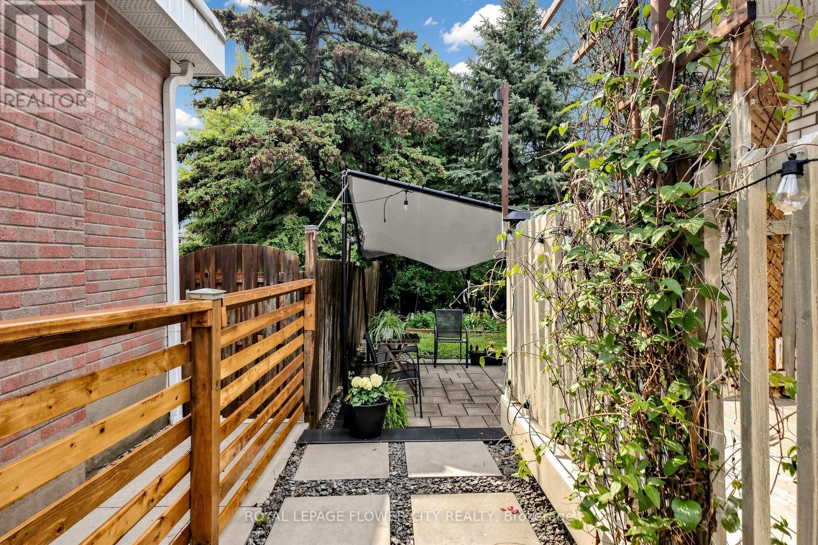 206 MCMURCHY AVENUE S - 43