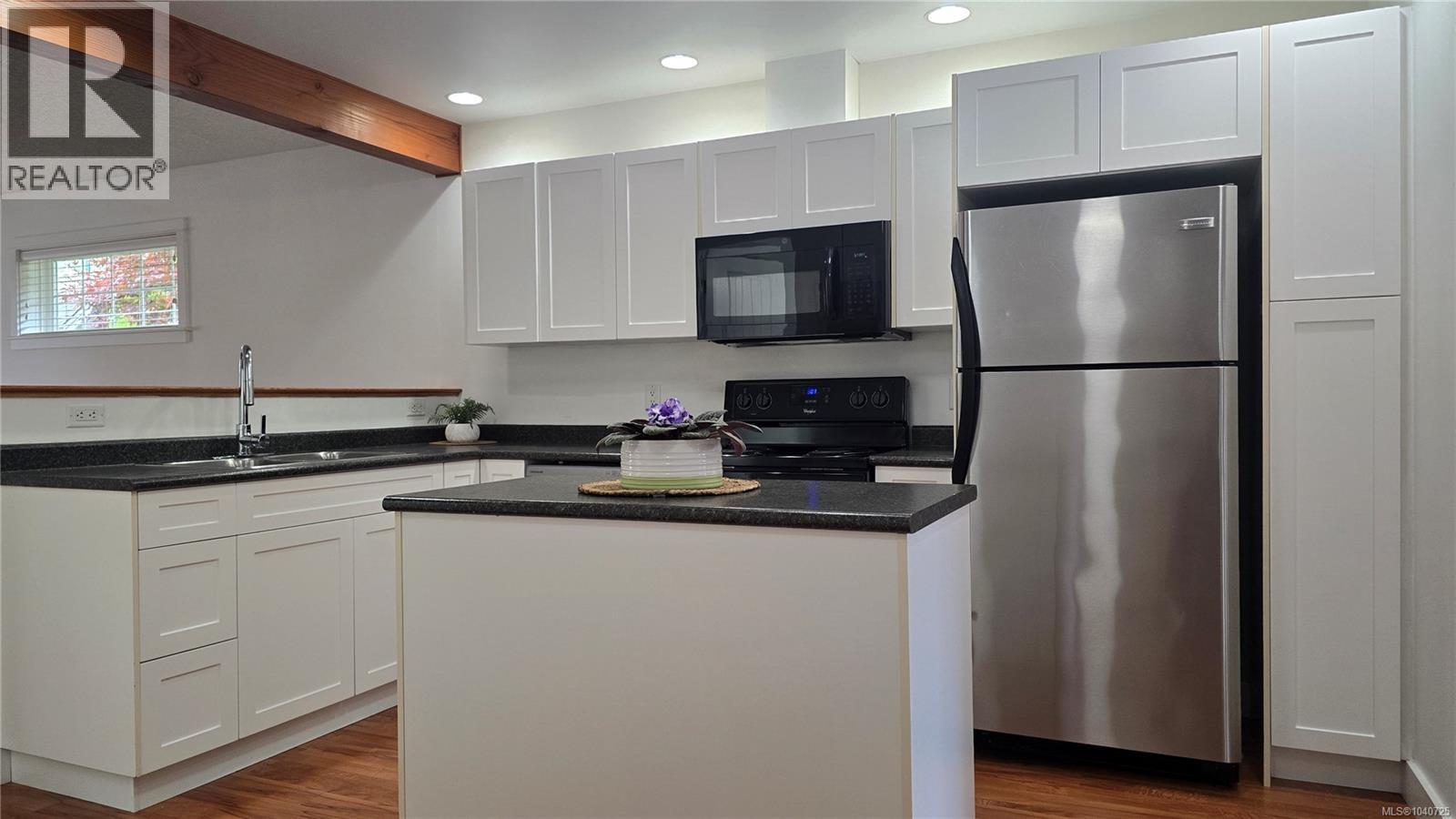 #8 2529 Alexander St - 14