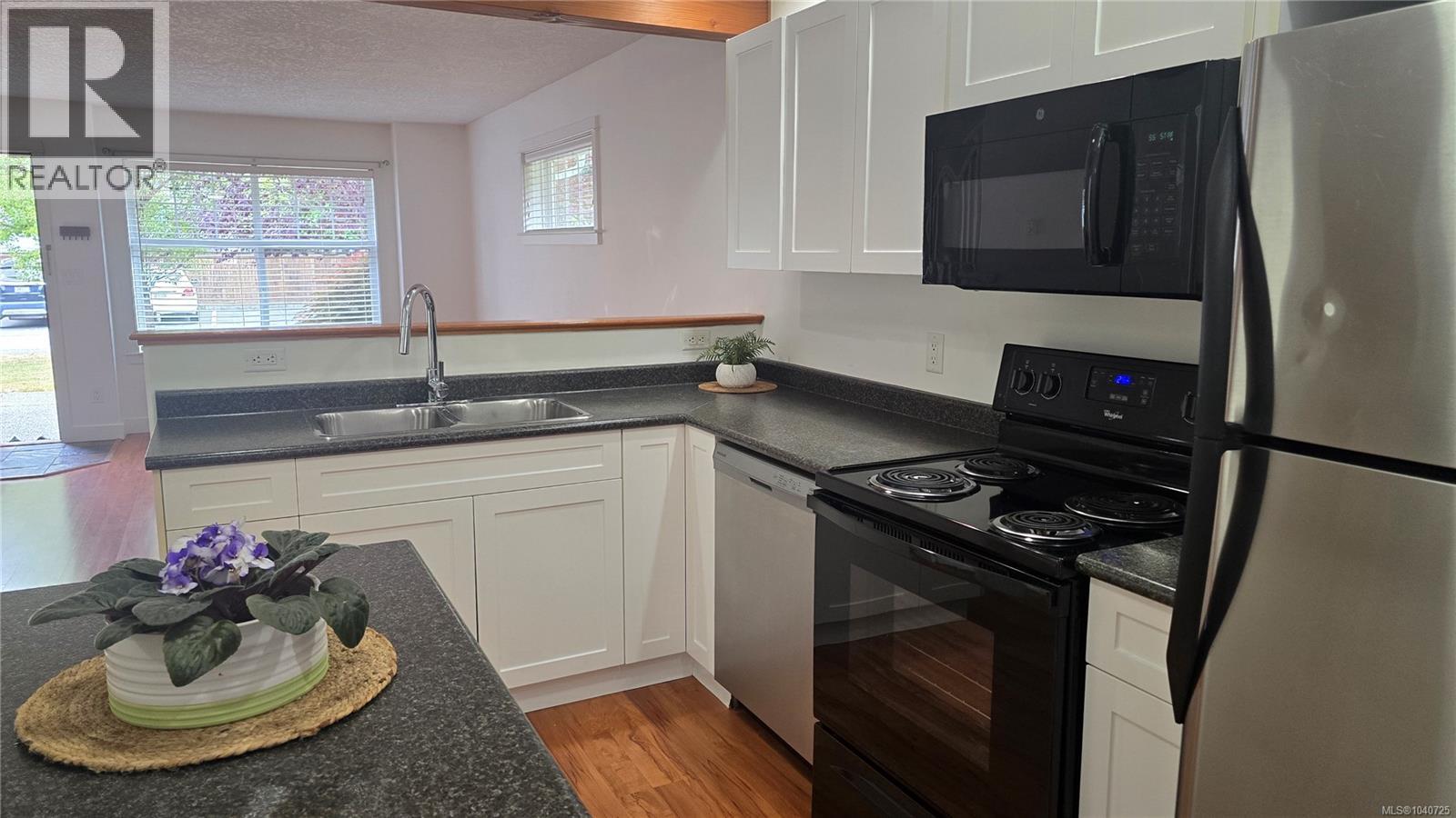 #8 2529 Alexander St - 11