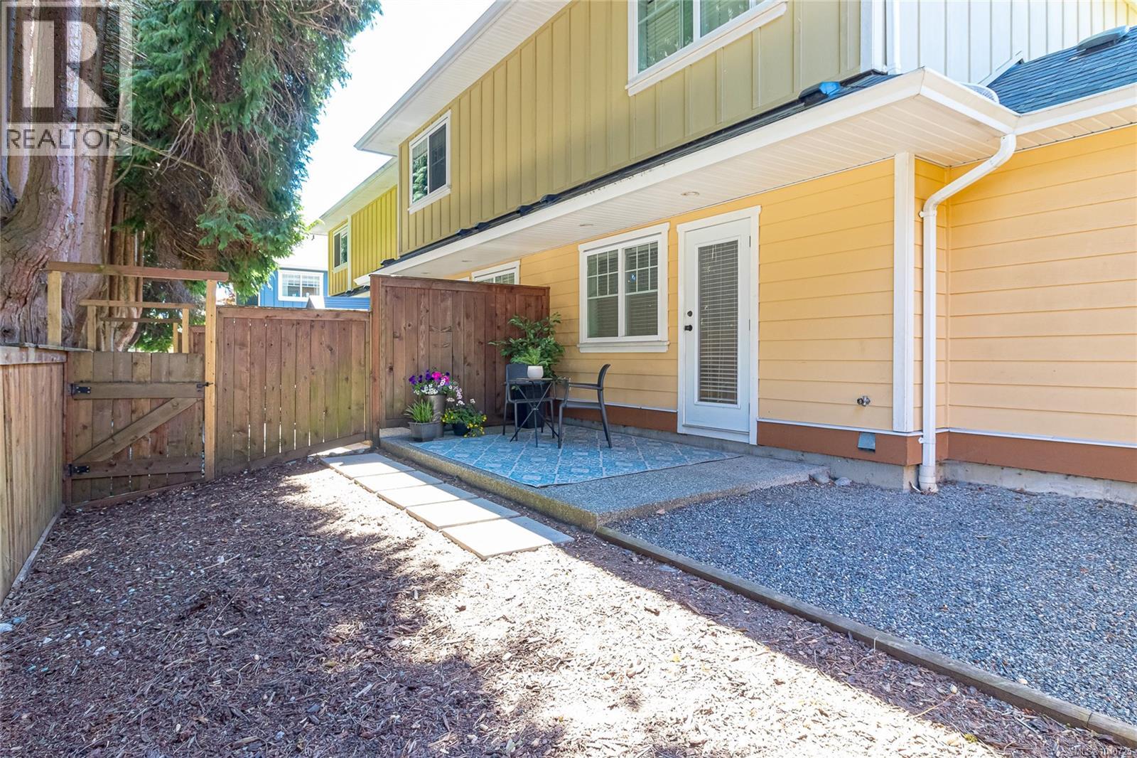 #8 2529 Alexander St - 27