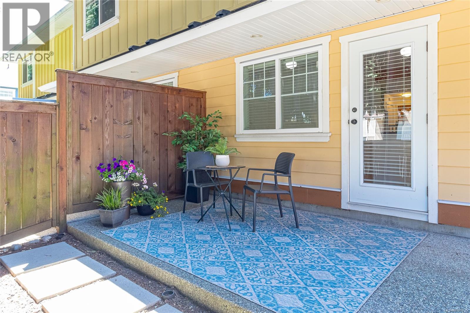 #8 2529 Alexander St - 25