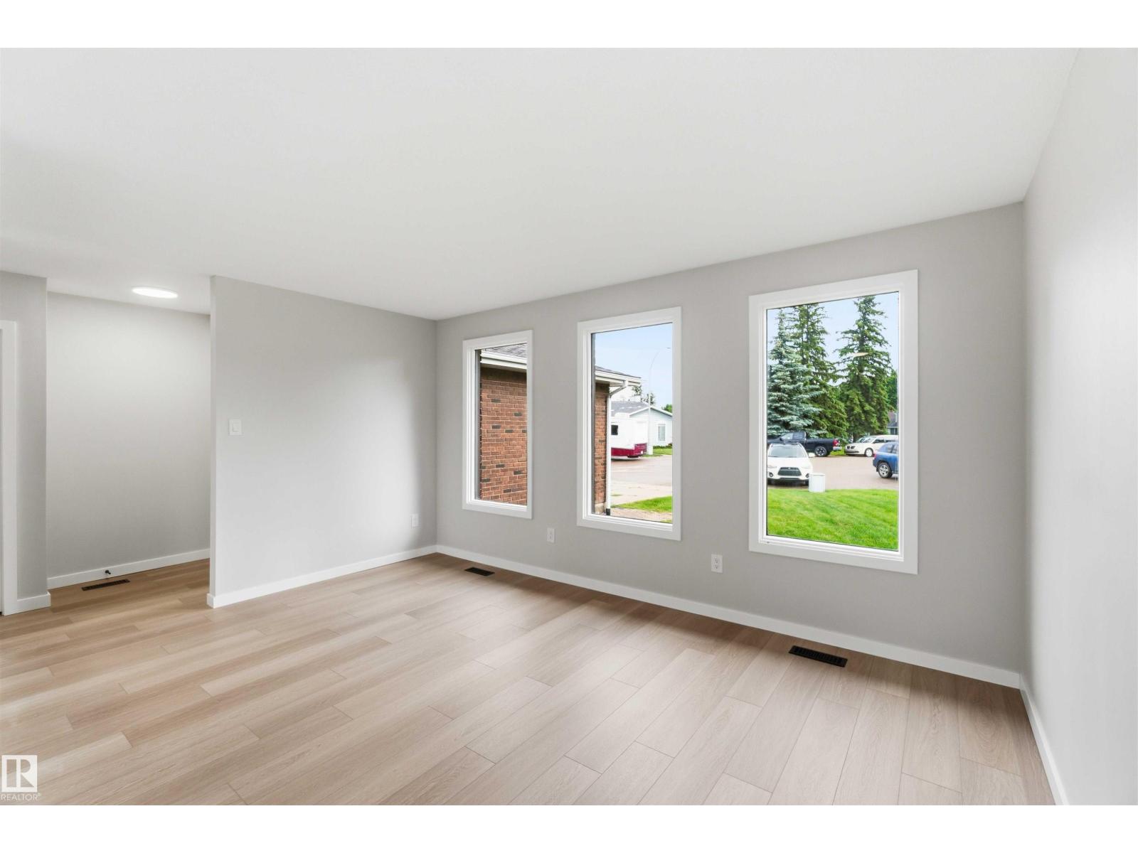 7715 15 AV NW - 7