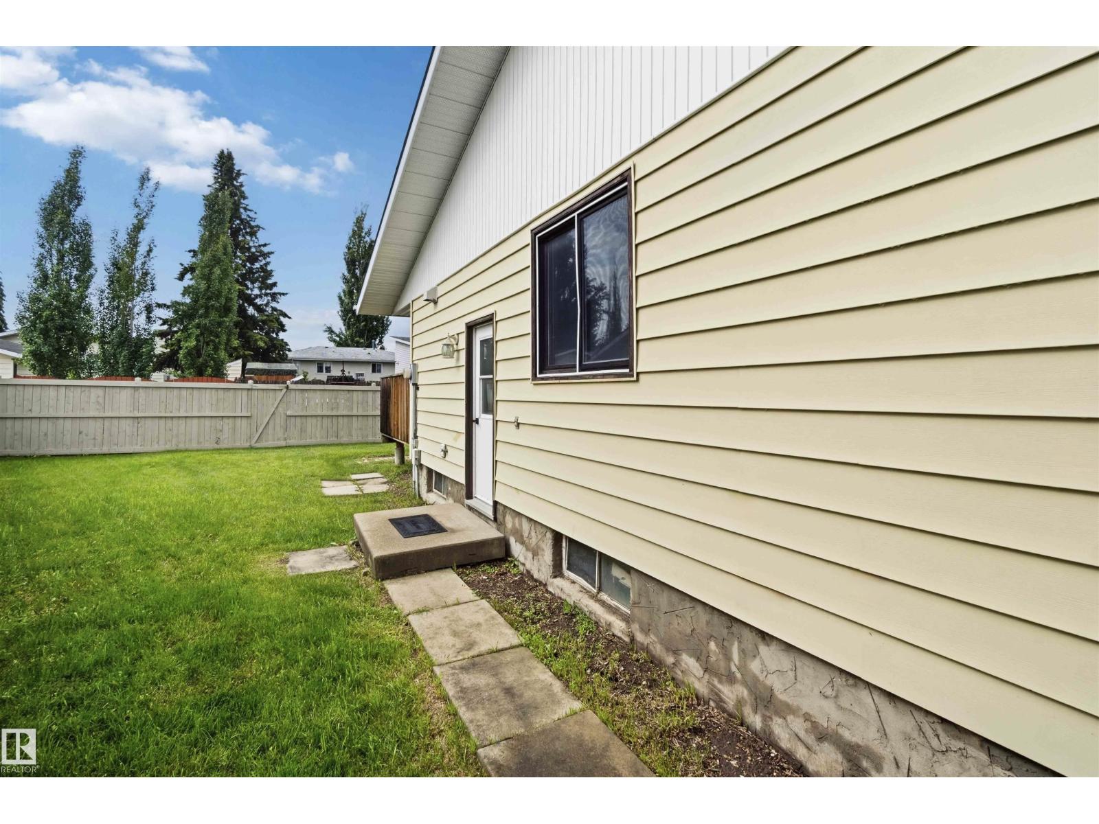7715 15 AV NW - 70