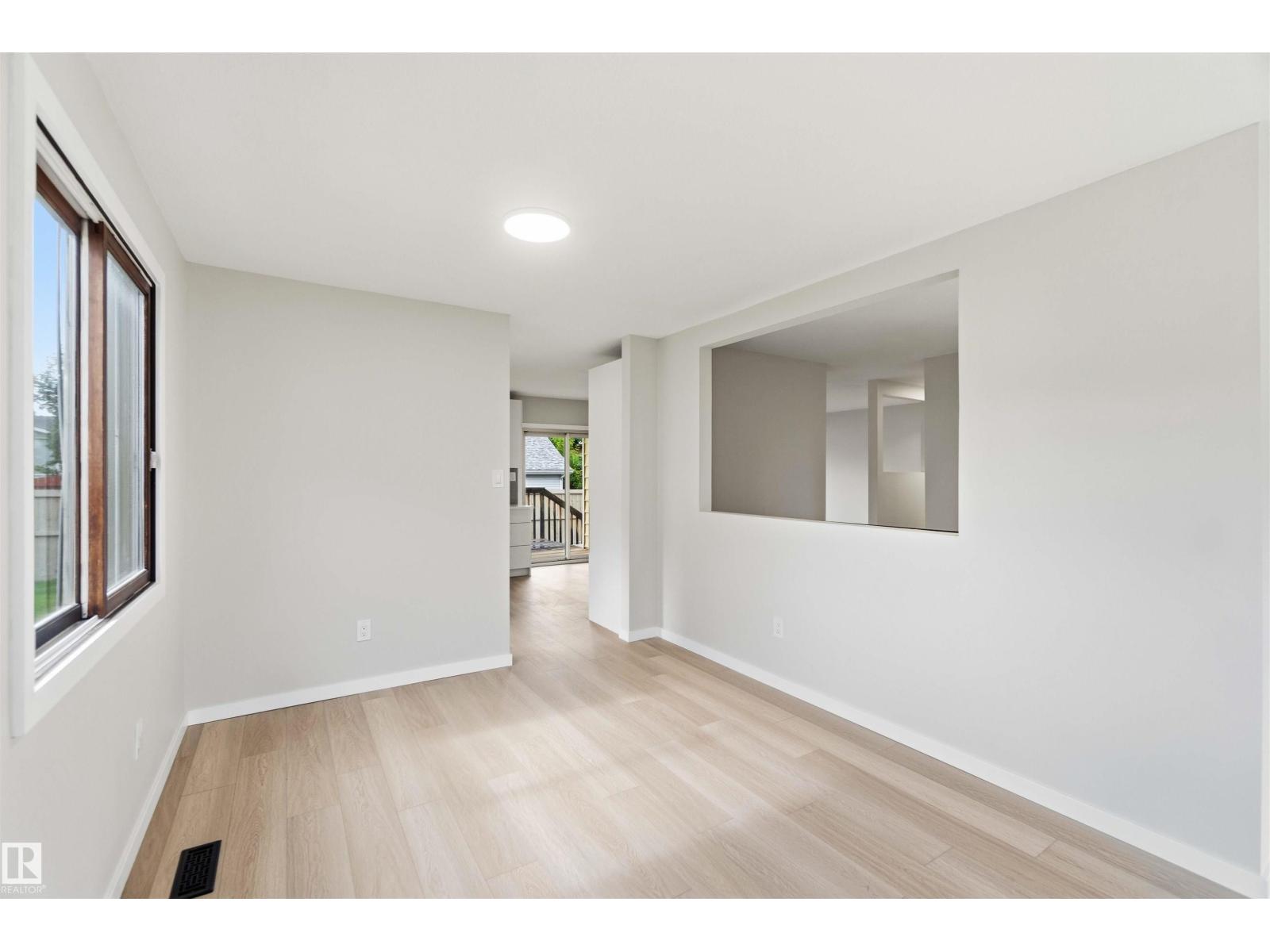 7715 15 AV NW - 8