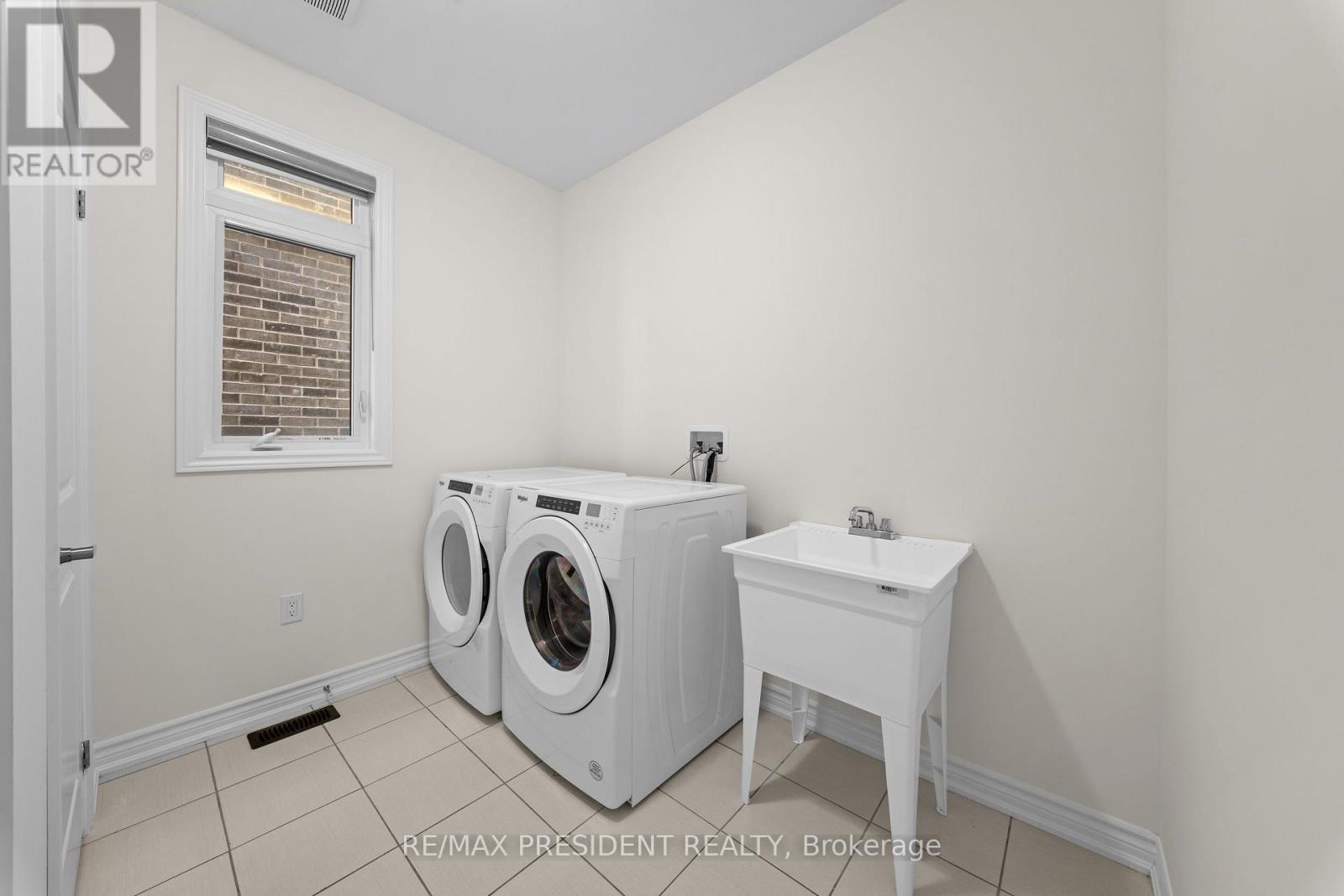 6 JENWOOD CRESCENT - 23