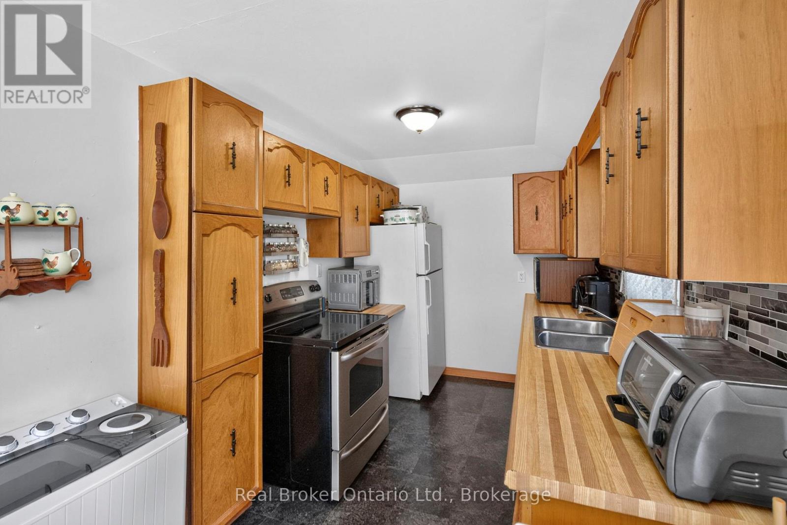 81 ANDREW DRIVE - 13