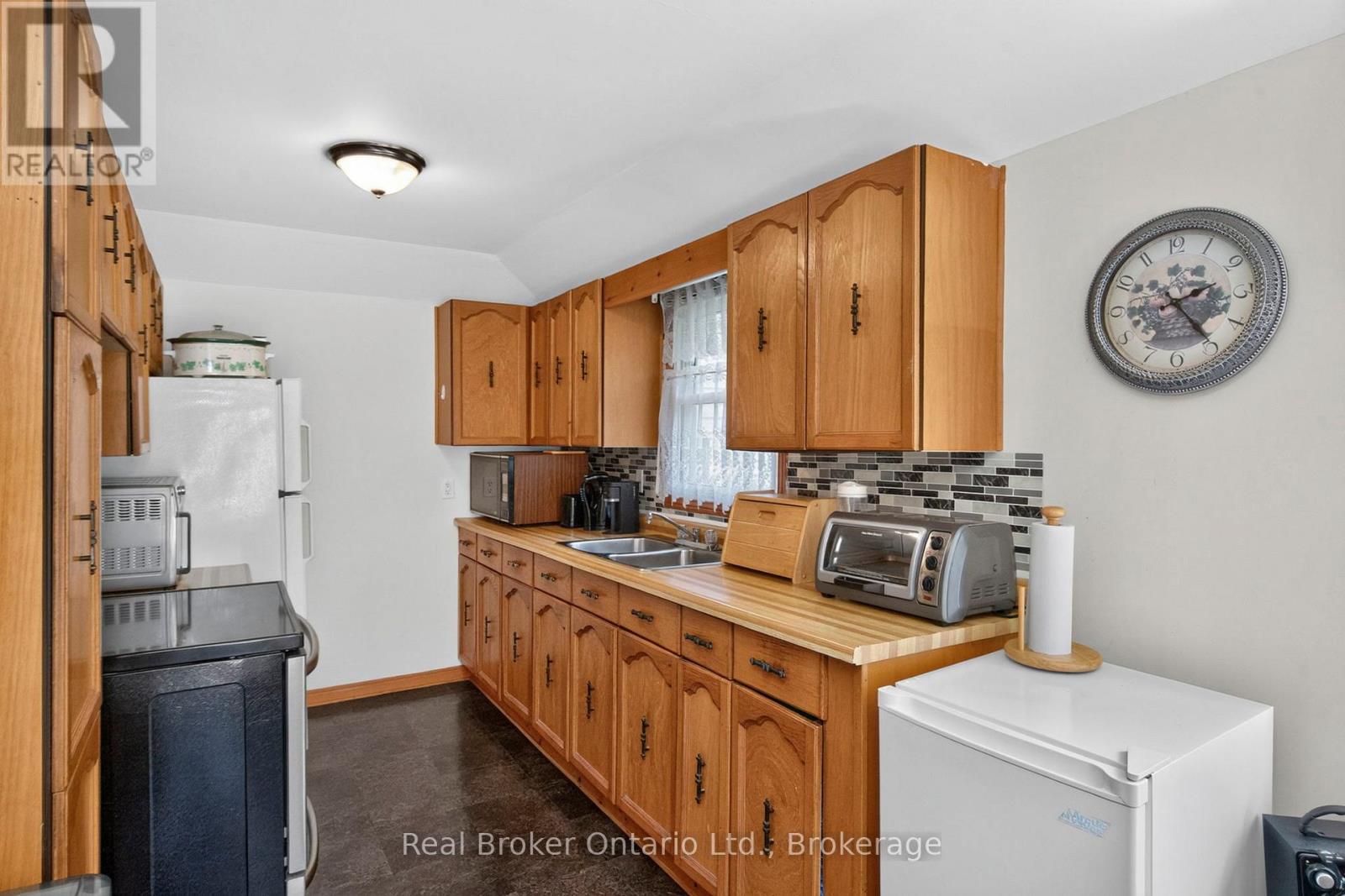 81 ANDREW DRIVE - 12