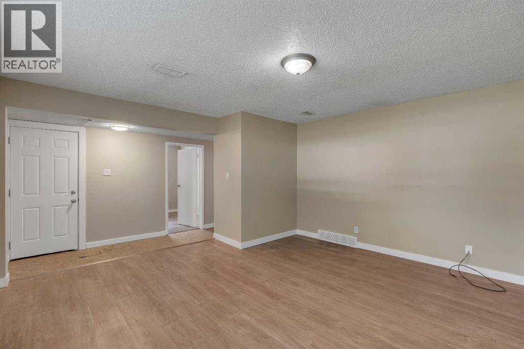 7621 23 Street SE - 17
