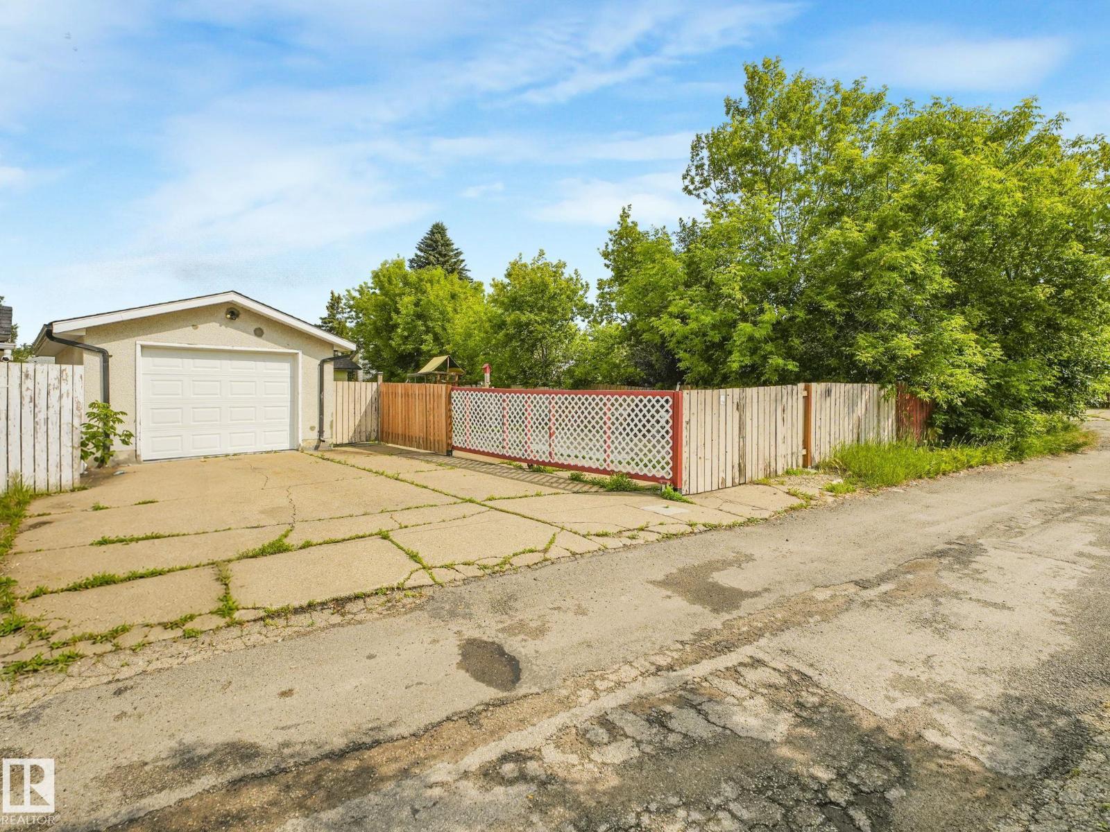 9315 151 AV NW - 10
